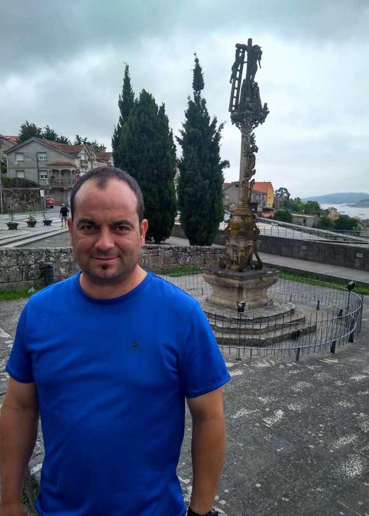 Anxo Coia ante el Cruceiro do Hío. // Augusto Fontám
