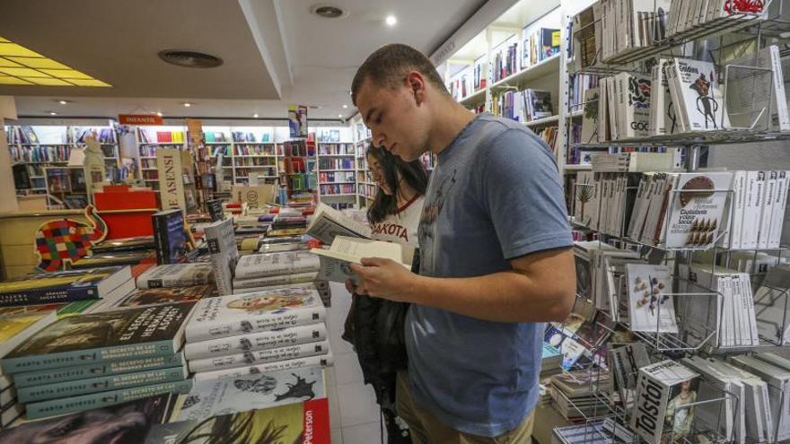 El libro infantil y juvenil salva las ventas de las librerías que afrontan Sant Jordi con optimismo