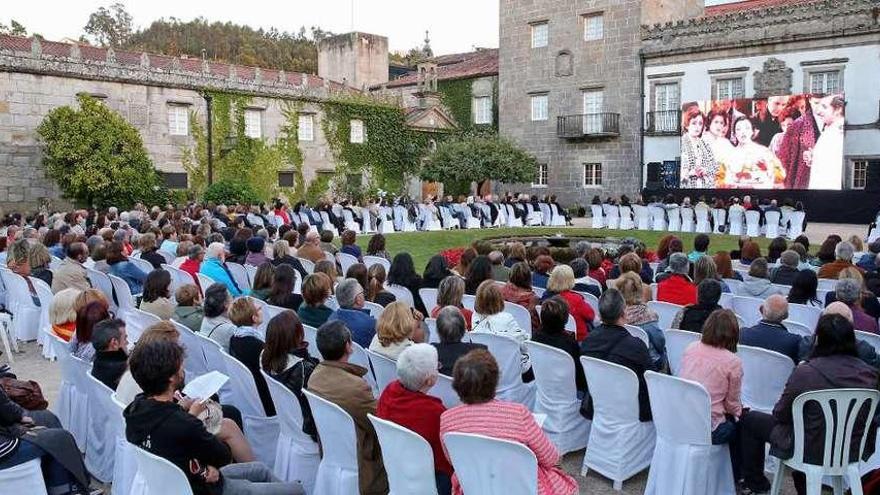 Público en el Quiñones de León durante la retransmisión de FARO y Concello en Vigo. // Marta G. Brea