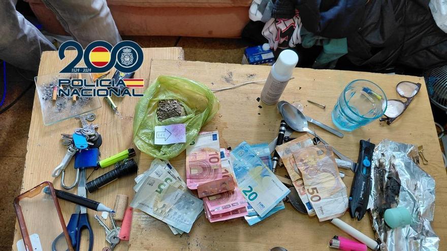 Detenida una persona tras desmantelar un punto de venta y «cocinado» de drogas en Vigo