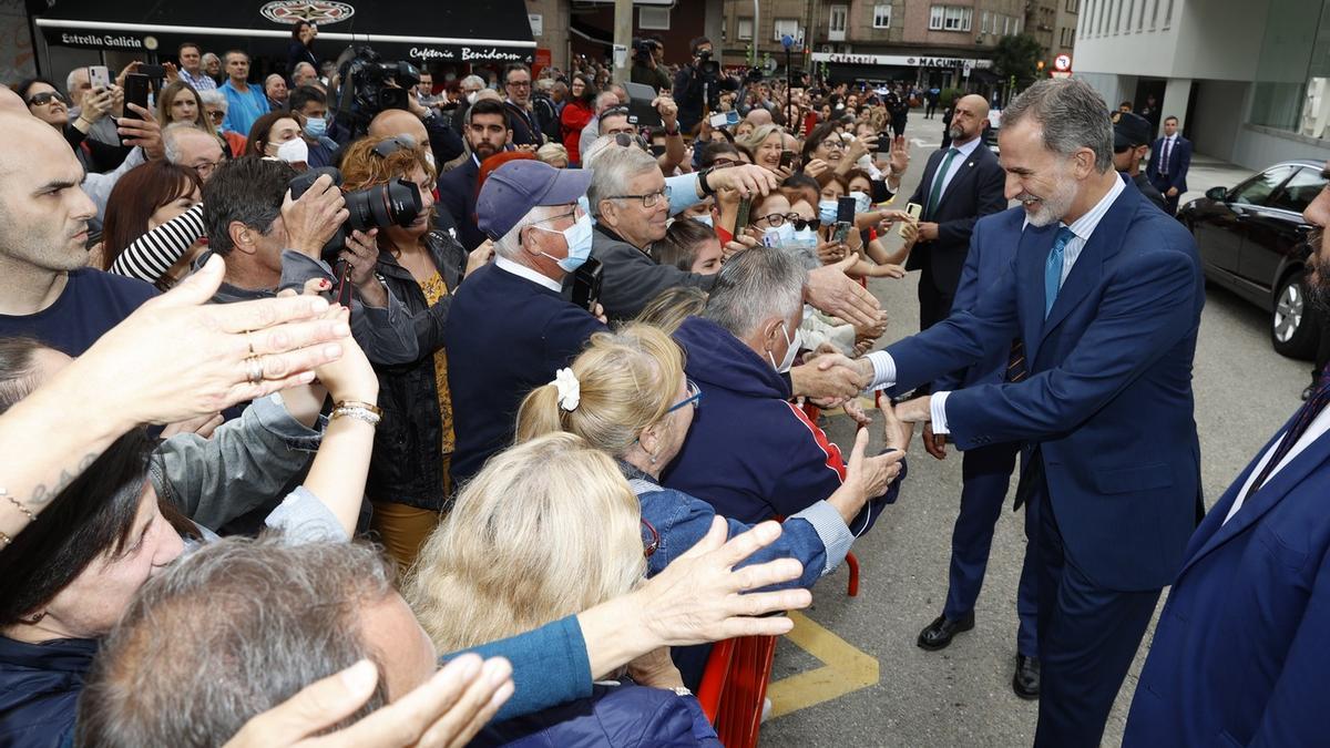 El Rey saluda a la gente congregada en la puerta