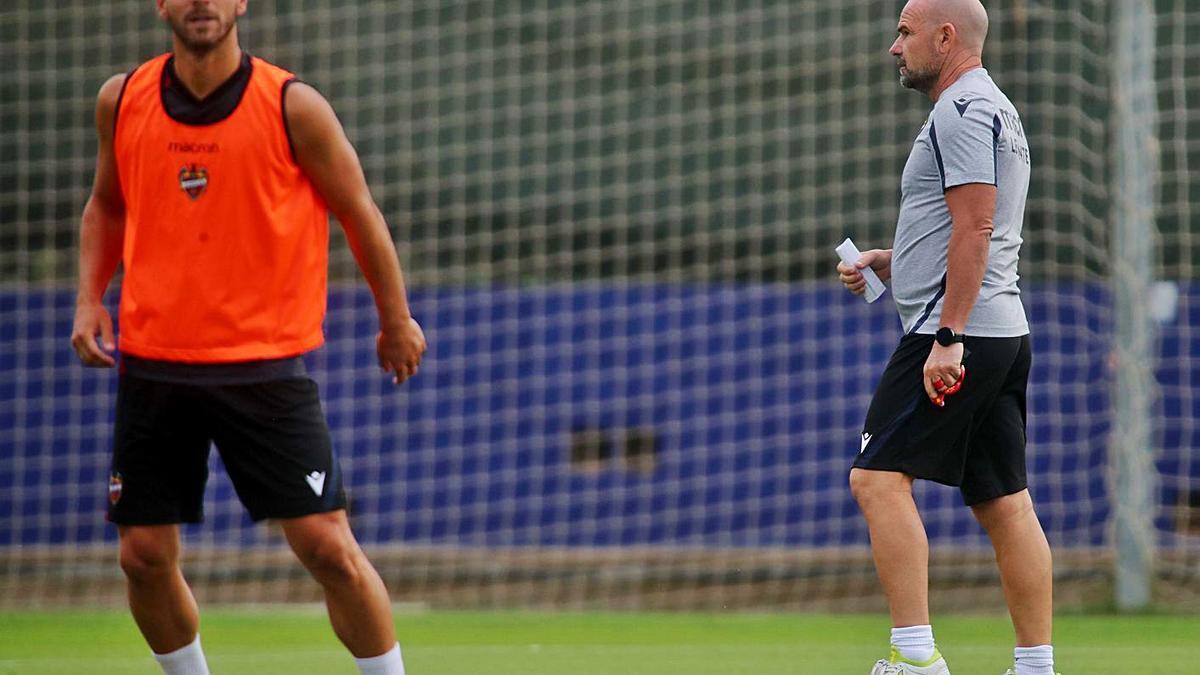 Roberto Soldado y Paco López, durante el entrenamiento del Levante UD, ayer.  | F. CALABUIG