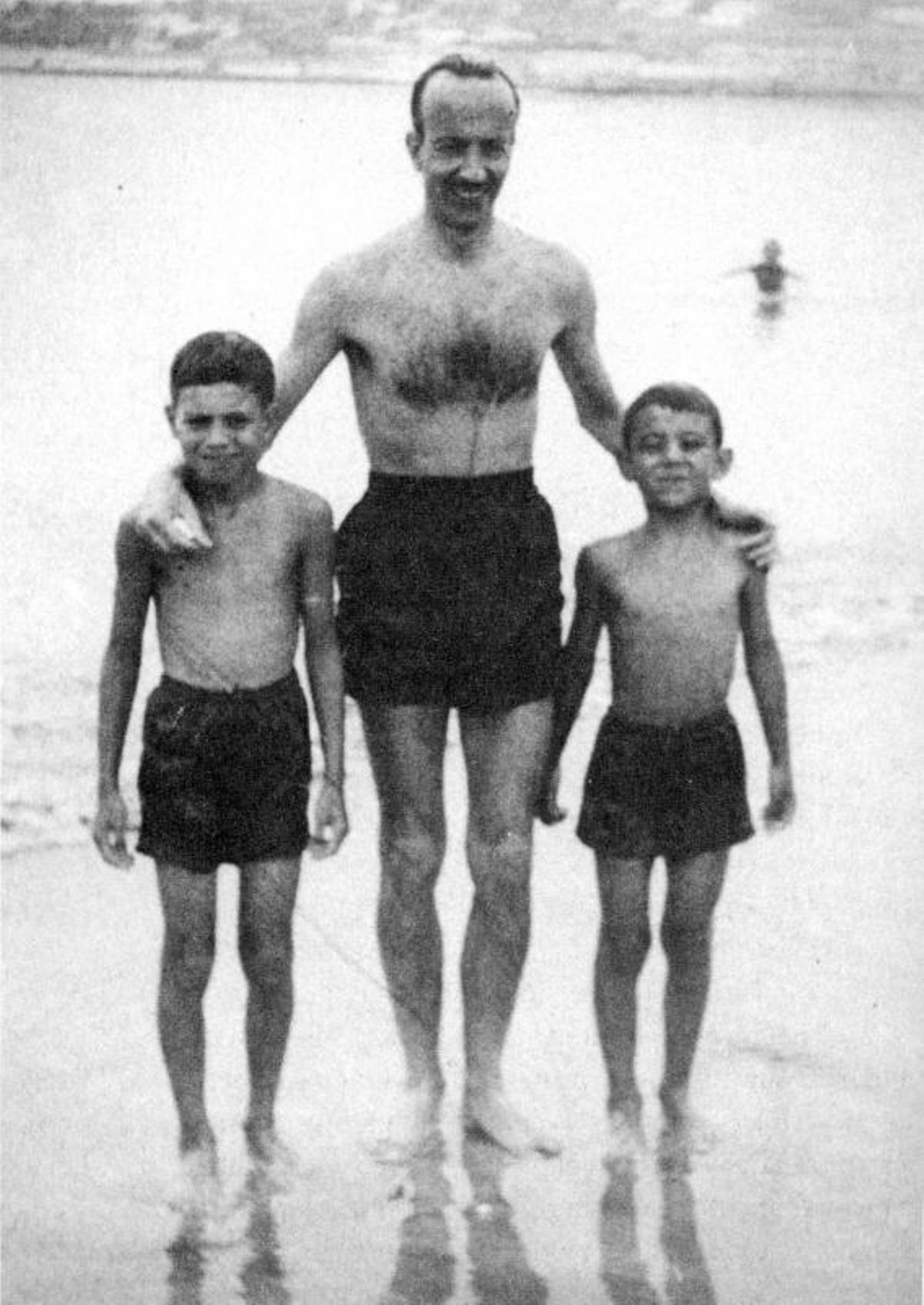 Julio Iglesias, a la izquierda,  con su padre y su hermano Carlos Luis en Rodeira  (década de los 50).  | // FDV
