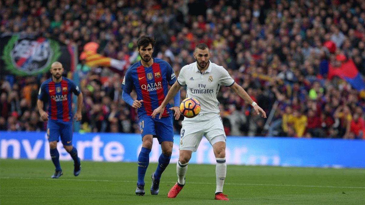 André Gomes y Karim Benzema, en acción durante el último Clásico disputado