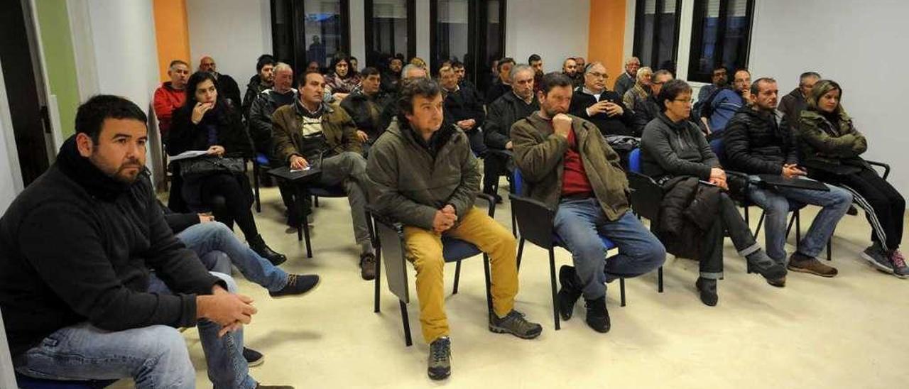 Charla de los apicultores en la Casa de Cultura de Portas. // iñaki abella