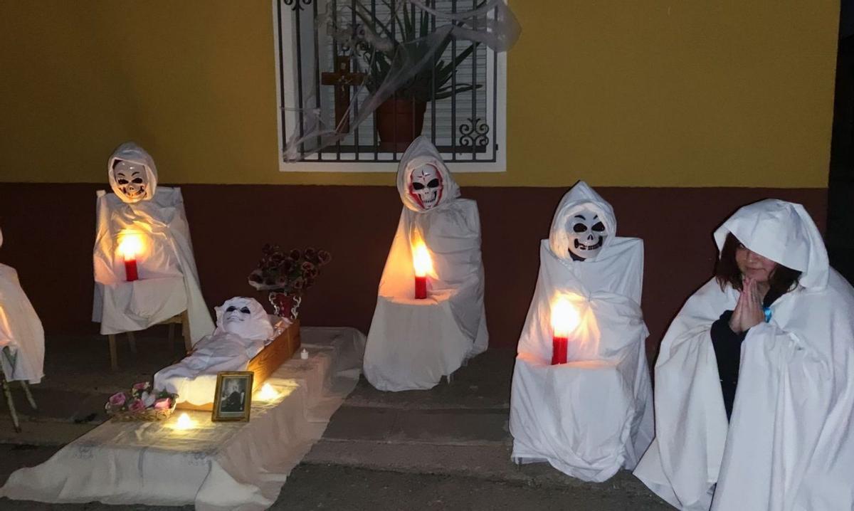 Los disfraces de almetas invadieron Lupiñén. |