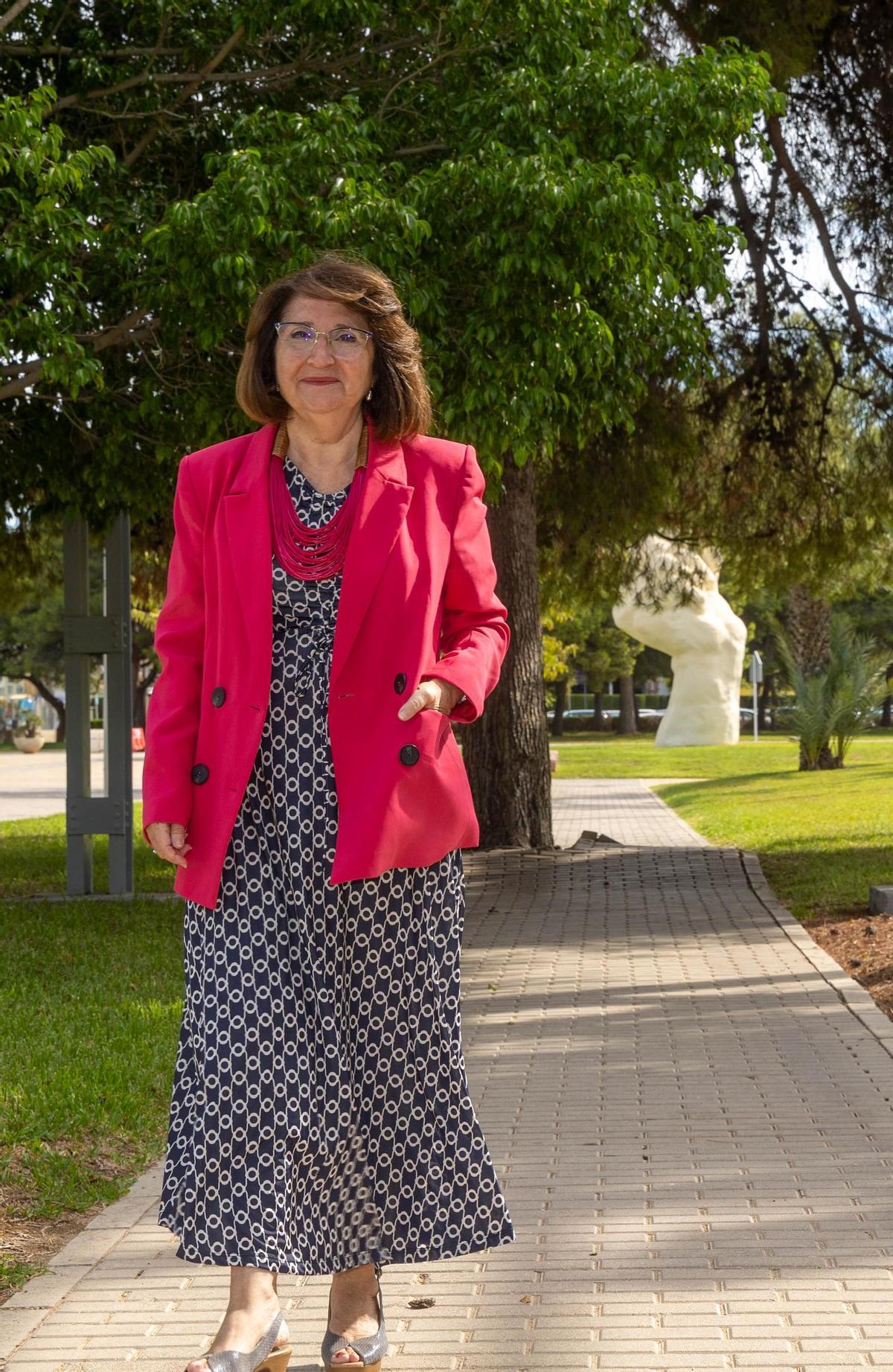 La rectora, Amparo Navarro, en los exteriores del campus de la UA.