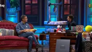 Un perro y un tablero de ajedrez: los regalos de Pedro Sánchez a David Broncano en 'La revuelta'