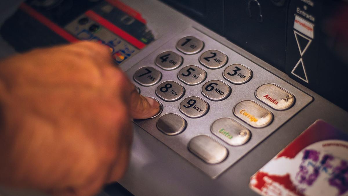 Imagen de archivo de una persona en un cajero automático de una entidad bancaria.