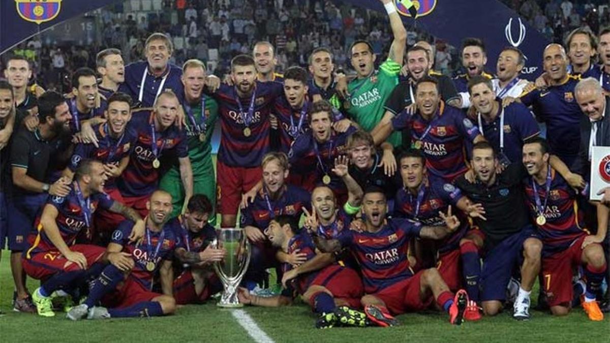 La plantilla del FC Barcelona celebra el título de la Supercopa de Europa 2015