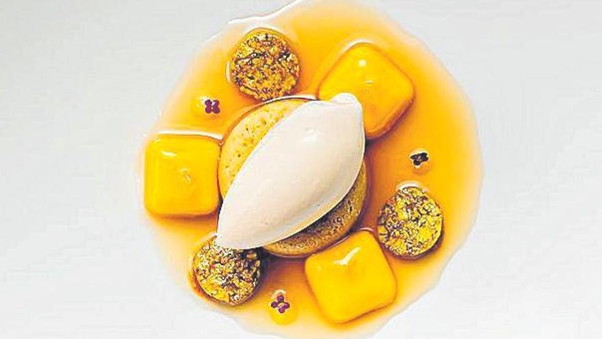 Earl-Grey-Eis mit Pistazie, Mango und Dattelpüree.