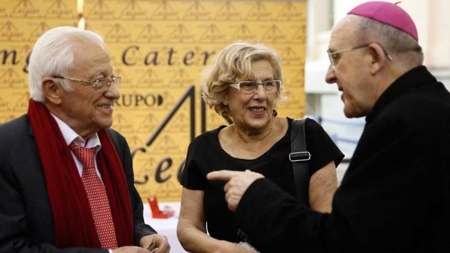 Por la izquierda, el Padre Ángel, la alcaldesa Carmena y el arzobispo Osoro.