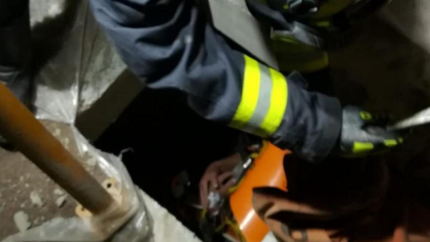 Un obrero cae en un aljibe de un edificio en construcción en Guanarteme