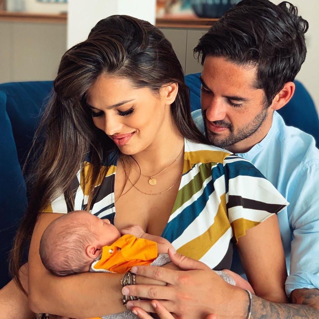 Sara Sálamo e Isco Alarcón con su hijo Theo