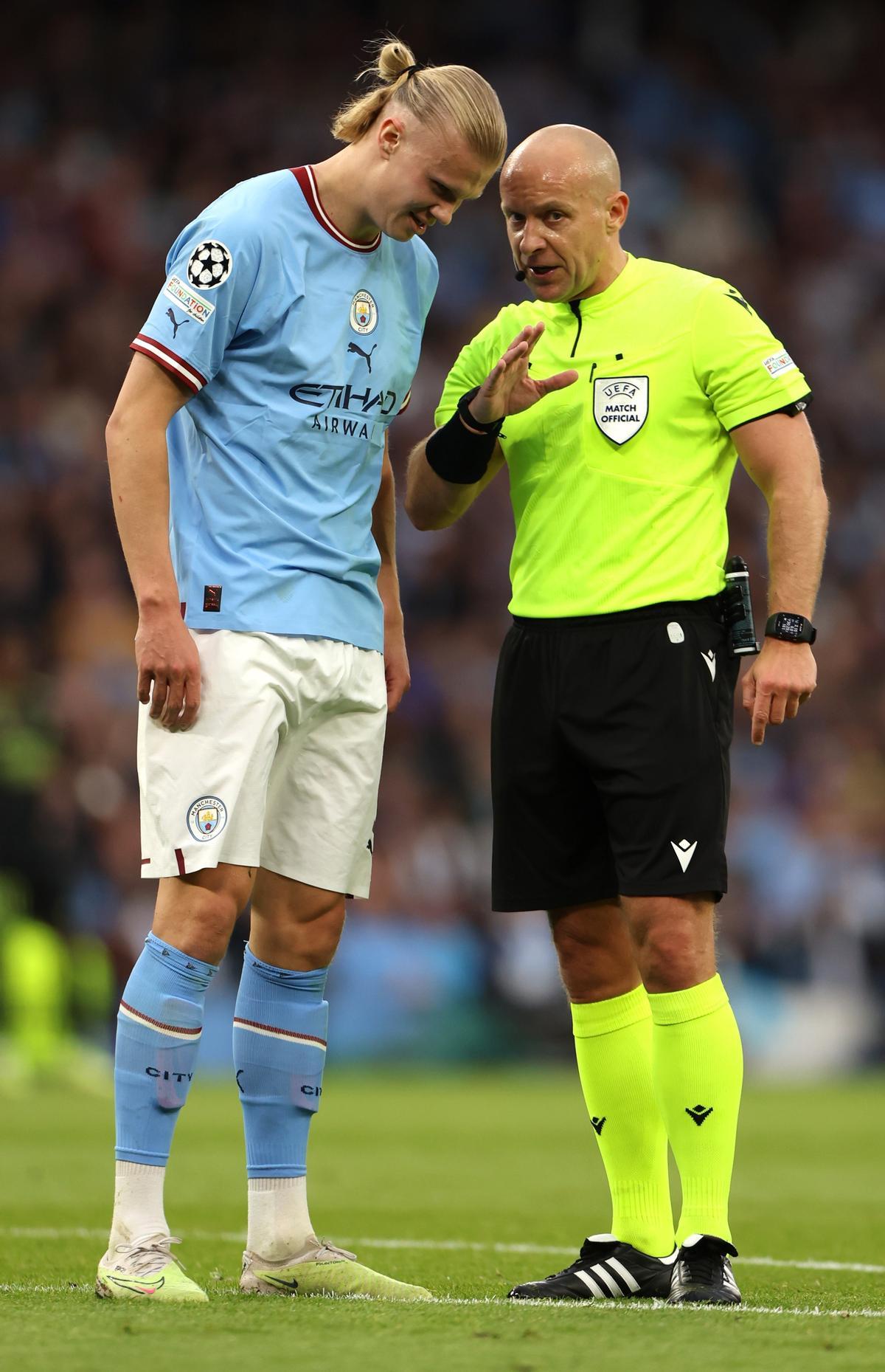 Manchester (United Kingdom), 17/05/2023.- Referee Szymon Marciniak (R) talks to Manchester City forward Erling Haaland during the UEFA Champions League semi-finals, 2nd leg soccer match between Manchester City and Real Madrid in Manchester, Britain, 17 May 2023. (Liga de Campeones, Reino Unido) EFE/EPA/DAVID RAWCLIFFE