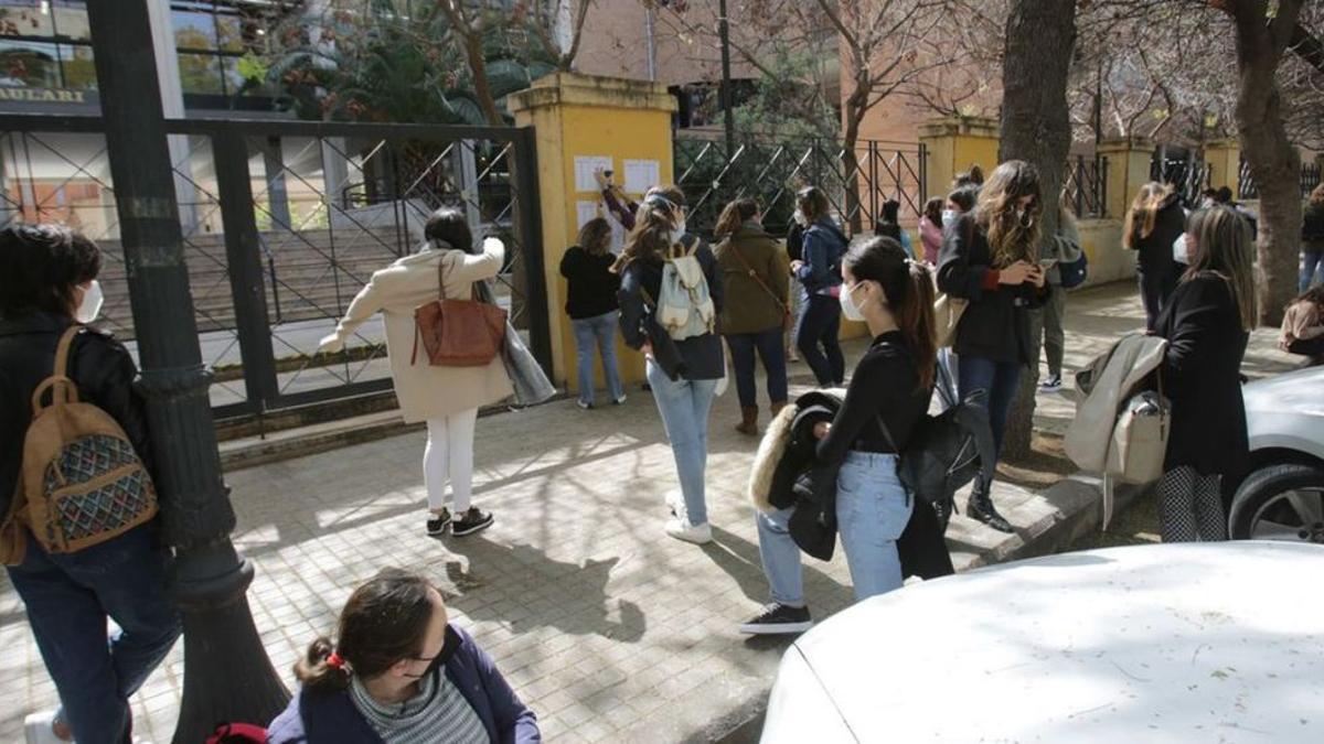 Licenciados en Medicina acuden a comprobar una convocatoria del MIR.