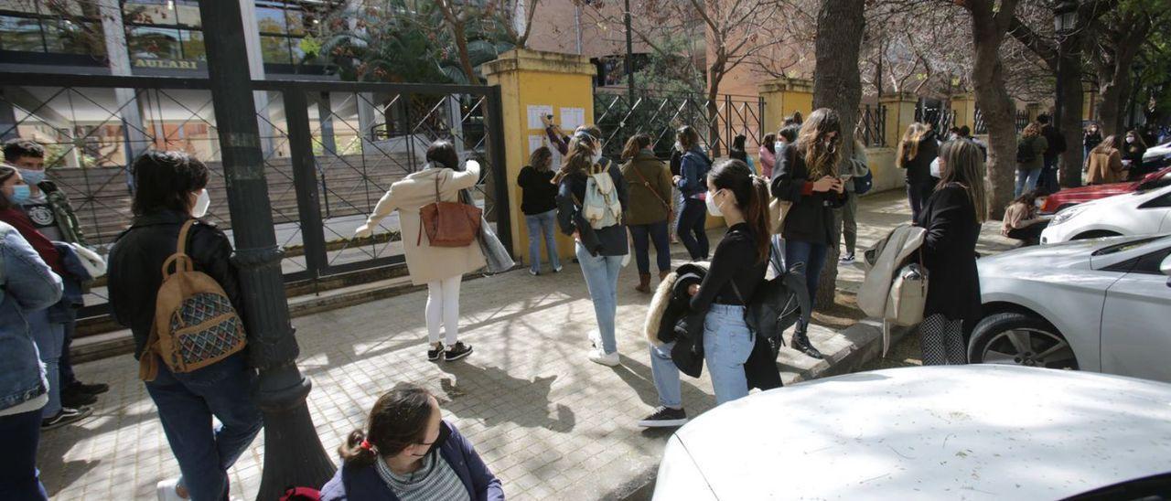 Licenciados en Medicina acuden a comprobar una convocatoria del MIR.