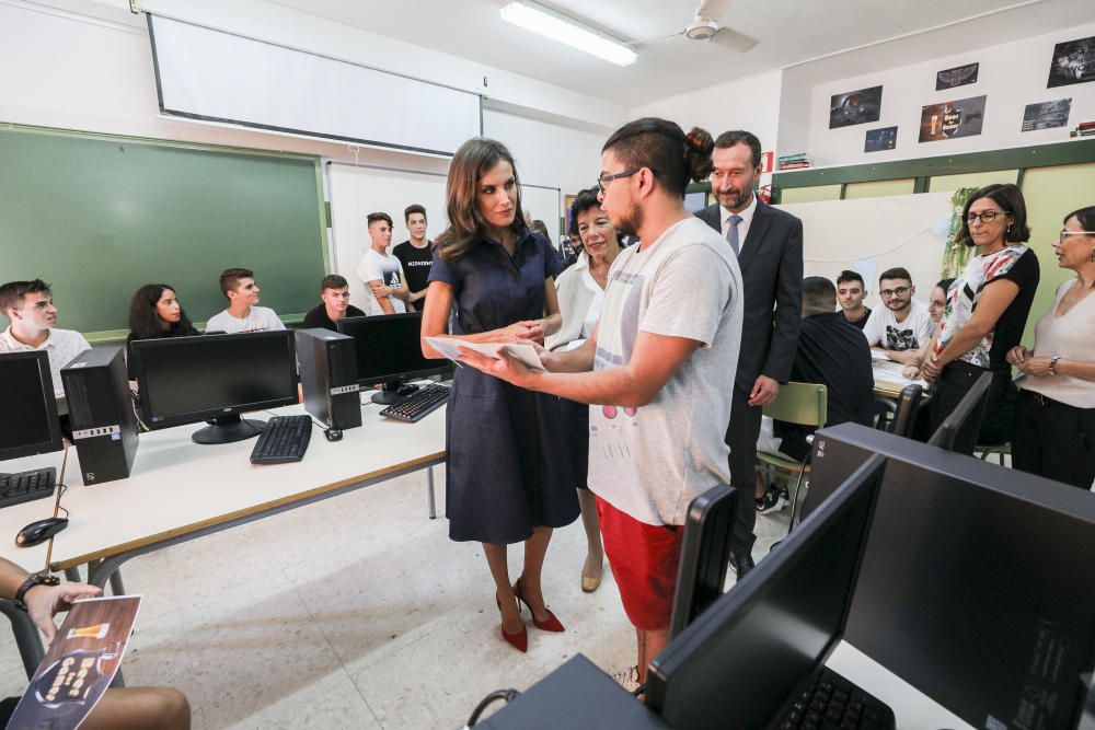 La Reina Letizia visita el IES Severo Ochoa de Elche.