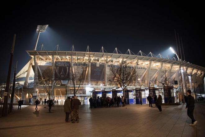 Los fanáticos del fútbol llegan para ver el partido de fútbol francés L2 entre el FC Paris y el Ajaccio en el estadio Charlety en París.