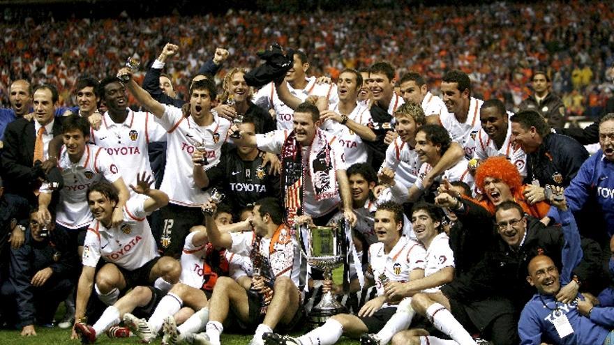 La plantilla posa con la Copa en el césped del Calderón tras derrotar al Getafe.