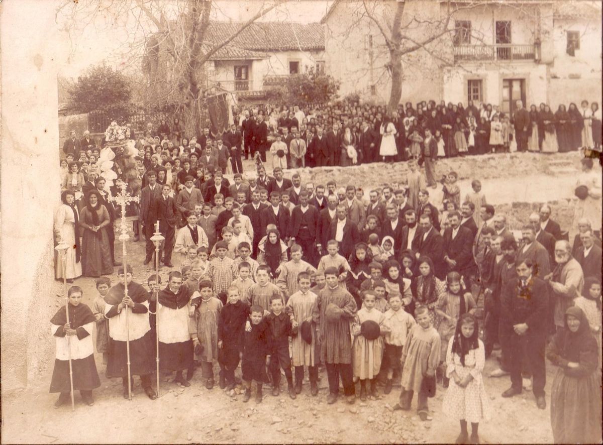 Fiesta de las Angustias. Tras el muro Joaquín y Cándida presiden el festejo. La imagen es un auténtico estudio de la sociedad de la época.