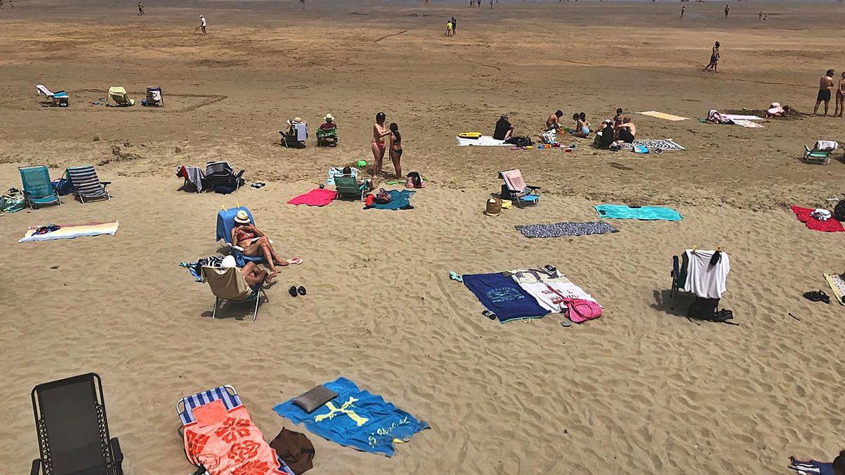 Bañistas en la playa de Aguilar, en Muros de Nalón. | Mariola Riera 