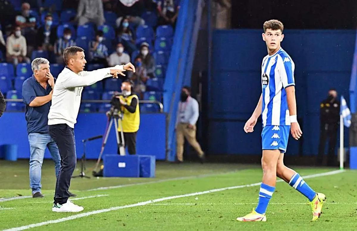Trilli, a la derecha, en su debut con el primer equipo del Deportivo de la Coruña en 2021.