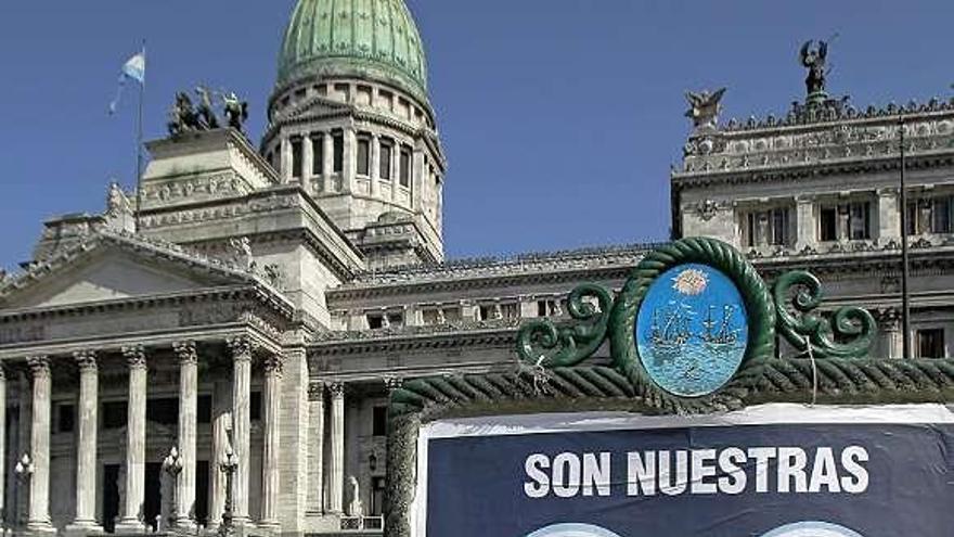 Cartel de apoyo a la expropiación de YPF frente al Congreso argentino.