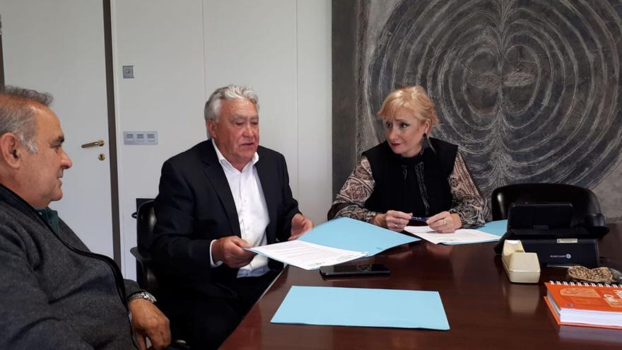 Leticia García reunida con el presidente y el vicepresidente de la Asociación de Empresarios de Sayago. | Cedida