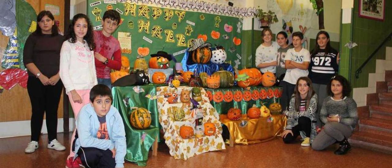 Los alumnos de sexto de Primaria del colegio Xentiquina Lieres-Solvay posando, ayer, junto a la exposición de calabazas.