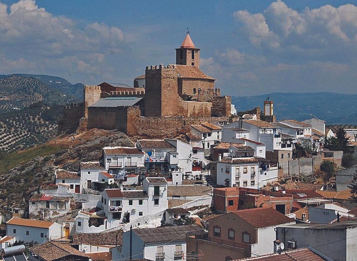 El castillo corona el municipio de Iznájar.
