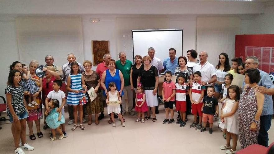 Abuelos y nietos en la fiesta dedicada alos primeros en El Piñero.