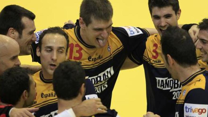 La selección de española de balonmano celebra su triunfo ante Croacia.