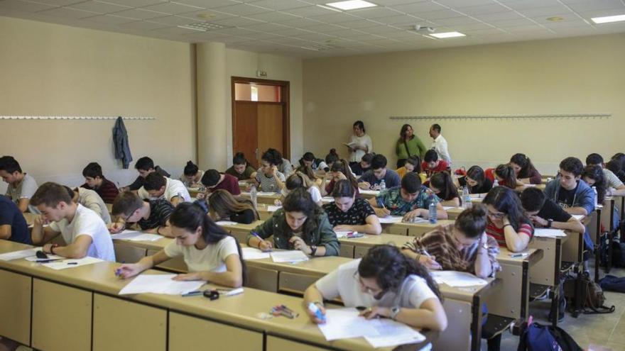 Estudiantes en la prueba de EBAU.