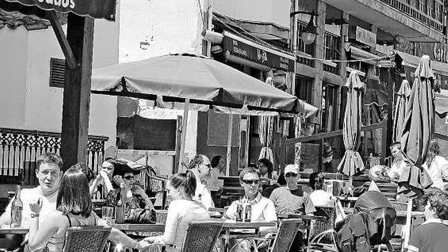 tazones, hasta la bandera.  El pueblo marinero se llena cada fin de semana de turistas que aprecian su gastronomía basada en pescados y mariscos. La afluencia crece en días soleados como el de ayer.