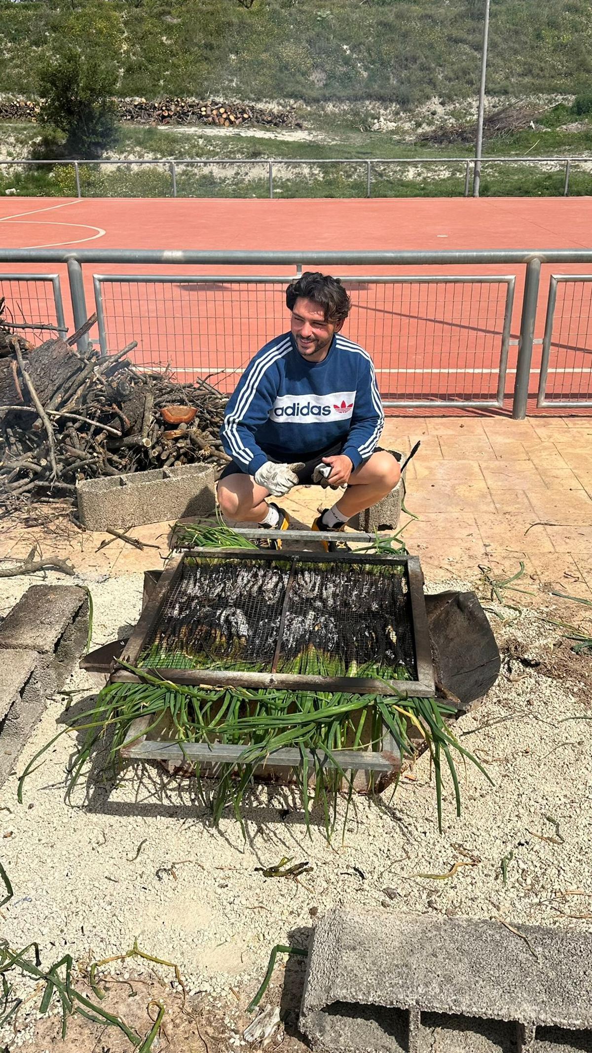 El alcalde preparando la "calçotada"