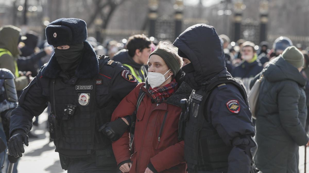 Policías rusos detienen a un participante en una manifestación contra la guerra.