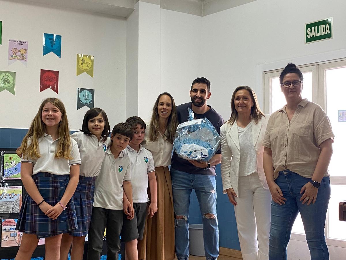 Alumnado y docentes del Colexio Alba reciben sus premios.