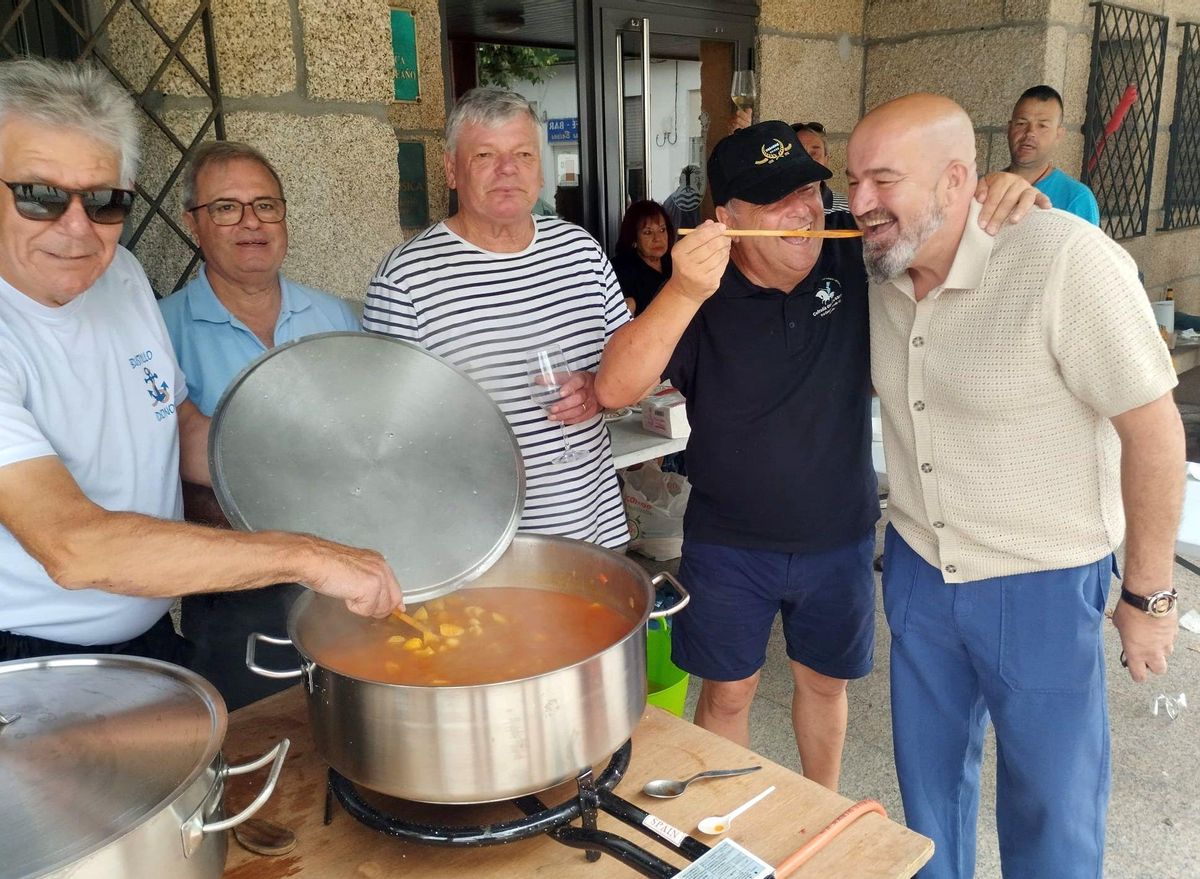 Un momento de elaboración del marmitako.