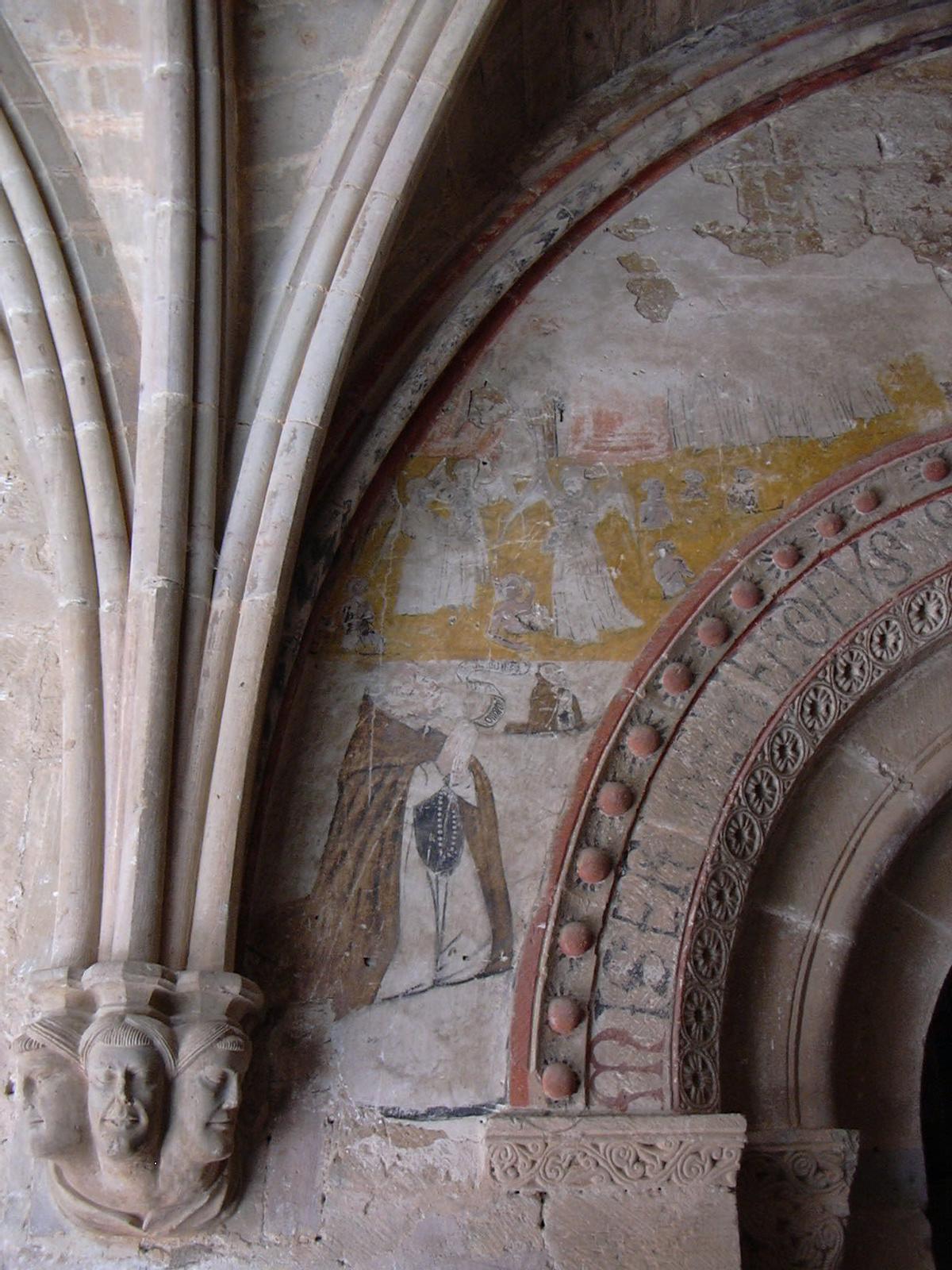 Detalle de arco con pinturas en el claustro.