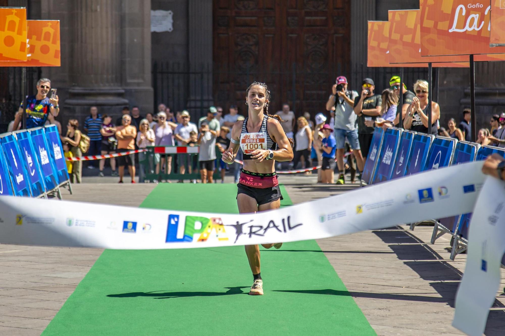 Estela Guerra cruza la l�nea de meta de la LPA Trail larga. Iv�n Le�n Santiago.JPG