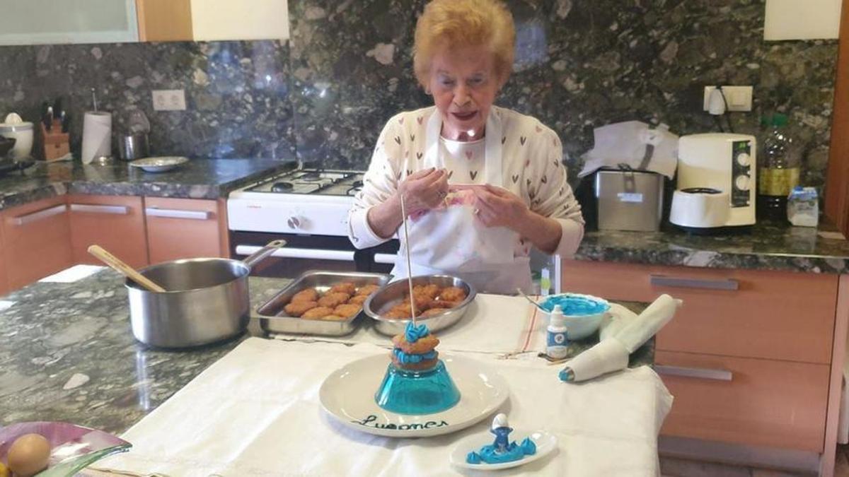 Josefina Argüelles, Güela Pepi, cocinando su postre dedicado a Siero y al «pitufo gruñón».