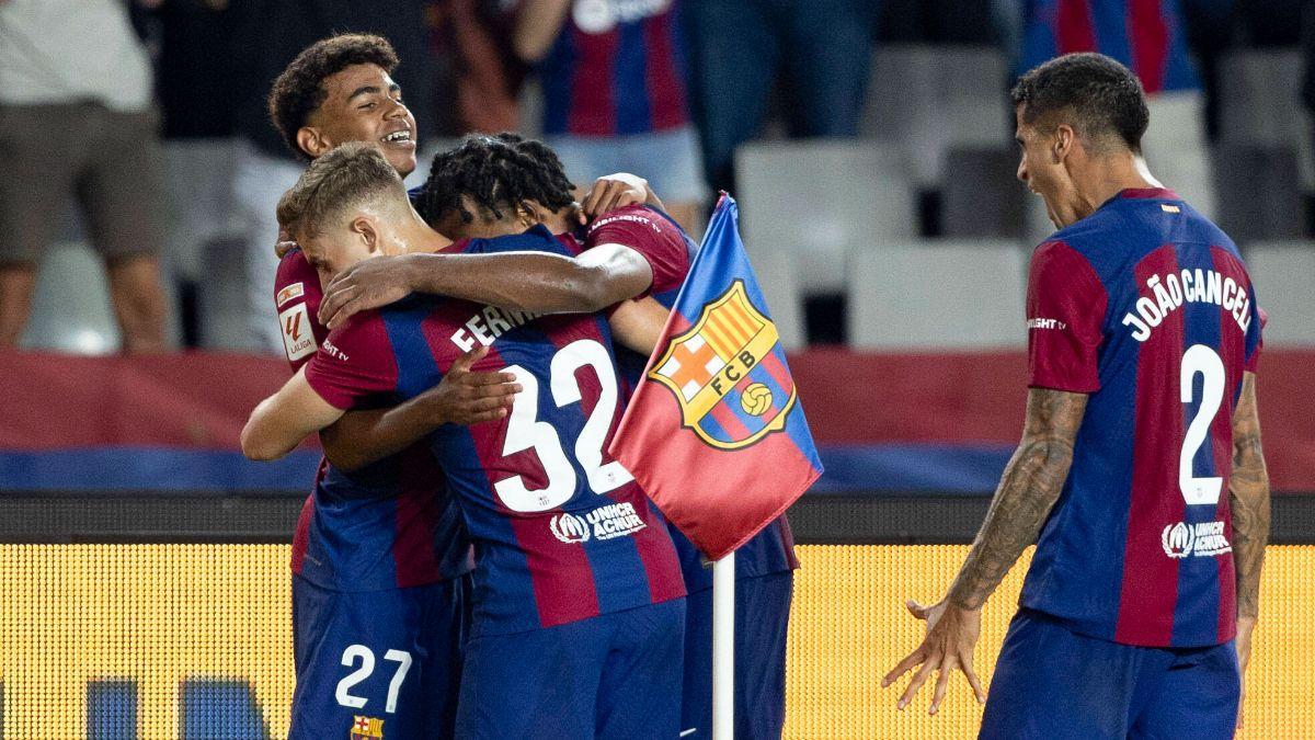 Los jugadores del Barça celebran el gol en propia puerta de Sergio Ramos