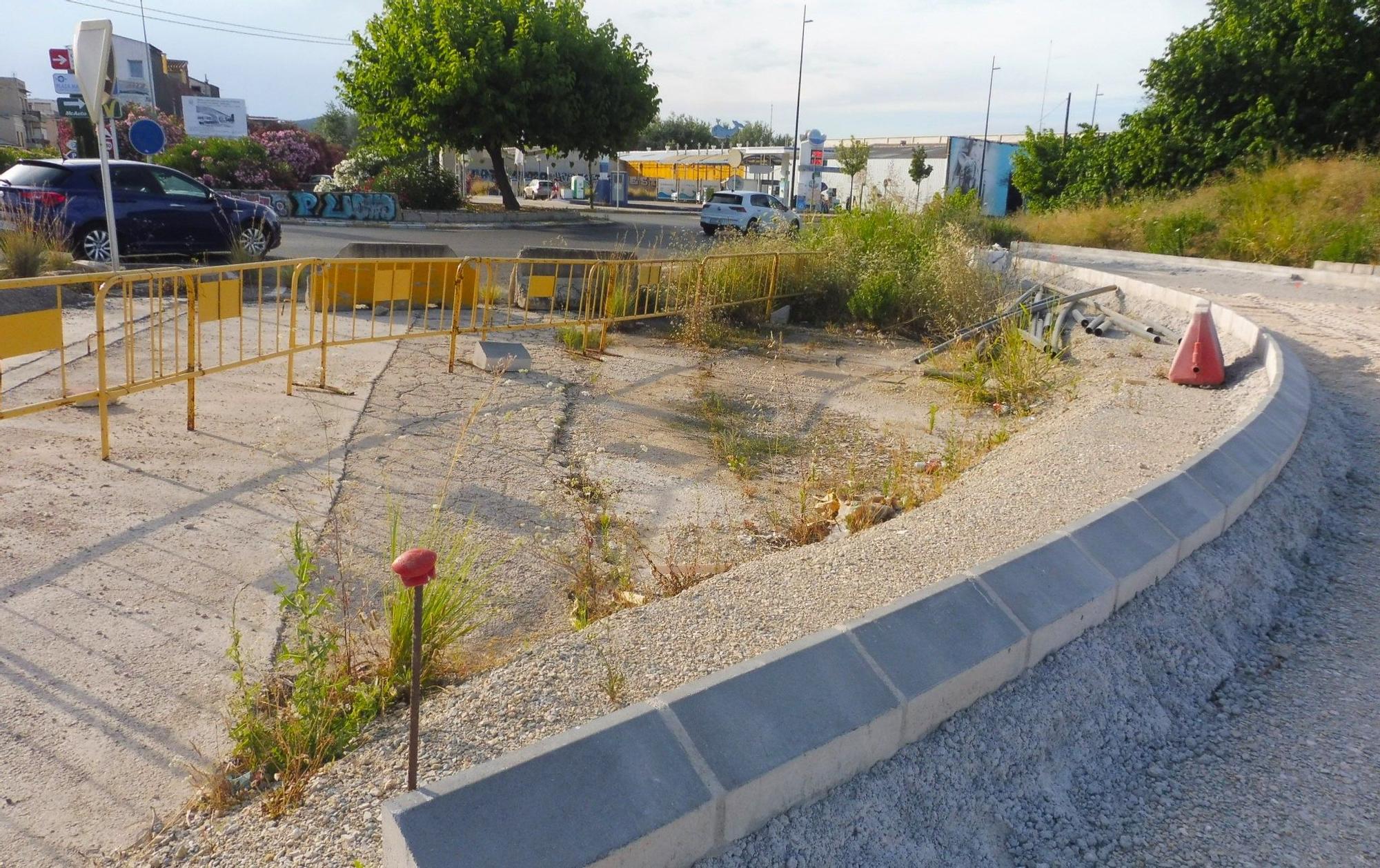 Las obras, donde ya se perfila la futura rotonda y al fondo la actual, sobre la que hay un túnel de carril bici.