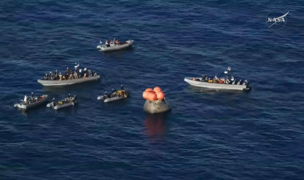 Los botes de rescate rodean la cápsula de Orion Los botes de rescate rodean la cápsula de Orion