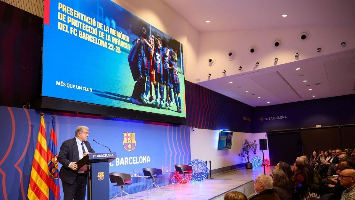 ¡Joan Laporta no para! El presidente encabeza la presentación de la memoria del Barça de protección a la infancia
