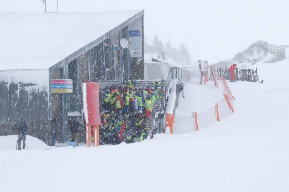 Primer día de esquí en la estación de Fuentes de Invierno