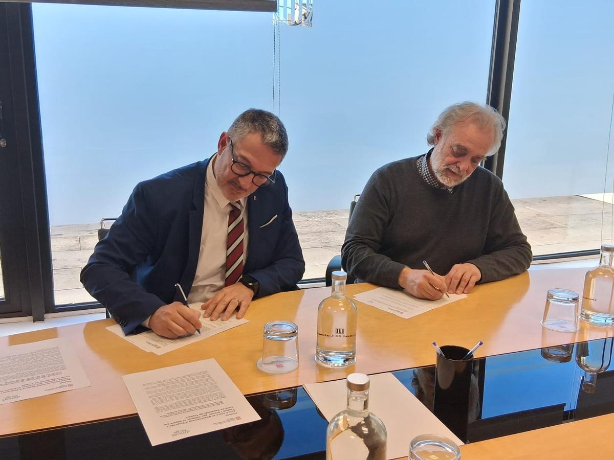 El conseller Miquel Sàmper i el president de Dincat, José Carlos Eiriz, signant l'acord