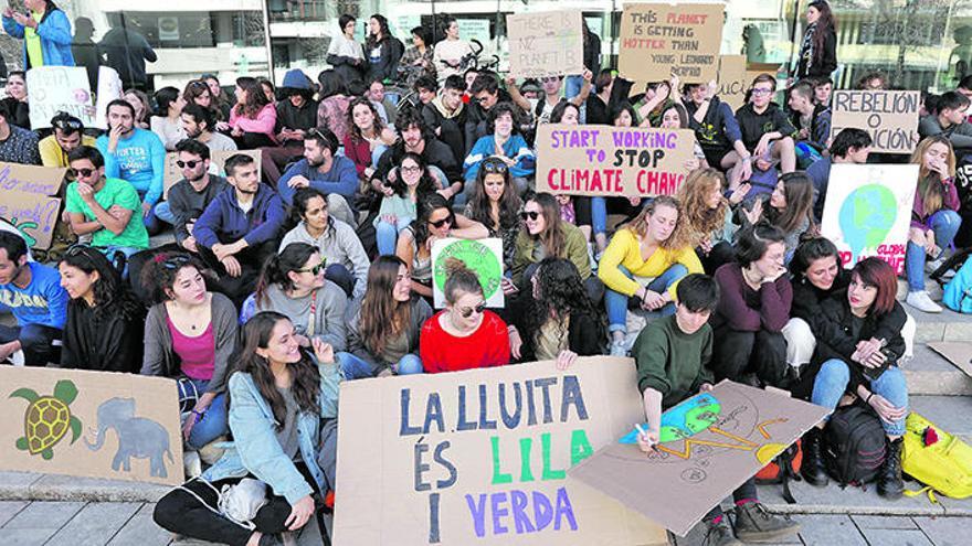 Concentració davant la seu de la Generalitat a Girona amb xerrades sobre el canvi climàtic