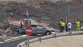 Un coche cambió de carril, tomó la salida y acabó contra una parada en Tenerife